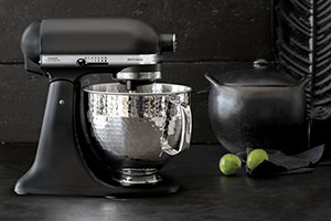 Hamered Black Limited Edition KitchenAid Artisan Sondermodell in matt-schwarz mit gehämmerter Rührschüssel