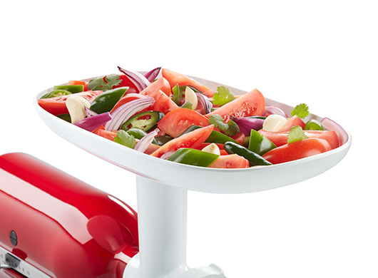Bequemes Einfüllen durch großes Einfülltablett für den KitchenAid Fleischwolf.