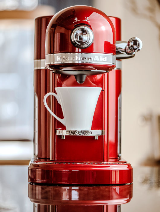 KitchenAid Candy Apple Red Nespresso Espresso Maker with Aeroccino Milk  Frother - Bed Bath & Beyond - 11905523