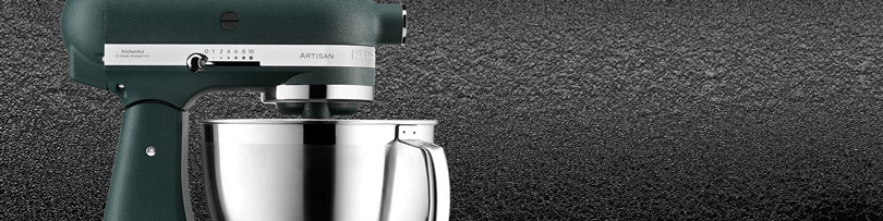 Die raue Lackierung der KitchenAid Farbe Gusseisen Schwarz und Pebbled Palm.