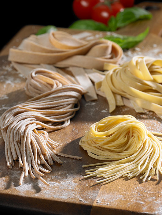 Fettuccine, Lasagne, Lasagnette, Spaghetti und Capellini herstellen mit dem Pasta Deluxe Set von KitchenAid.