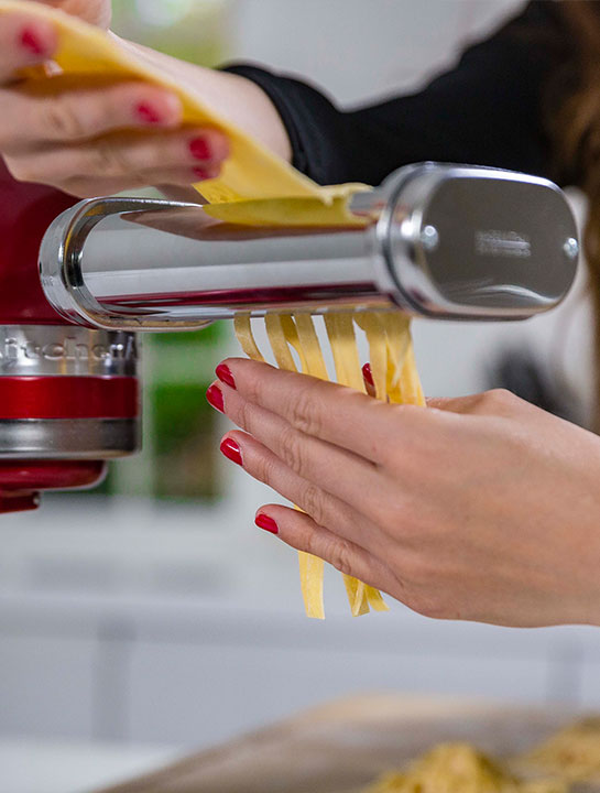 Frische-Fettuccine-Pasta-mit-den-Nudelwalzen-Zubehör