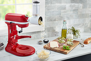 Gemüseschneider für die Artisan 6,9 Liter Die Küchenmaschine Artisan 6,9 Liter von KitchenAid mit dem Gemüseschneider.