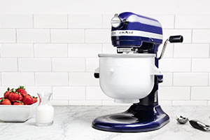 Der Eisbereiter für die Artisan 6,9 Liter. Der KitchenAid Eisbereiter im Einsatz an einer Artisan 6,9 Liter Küchenmaschine.