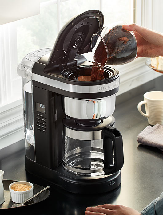 KitchenAid Drip Kaffeemaschine mit Kaffeepulver befüllen