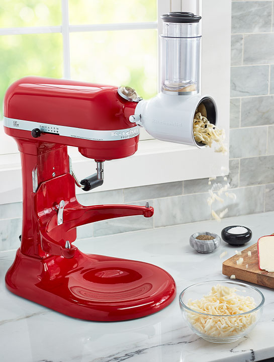 KitchenAid-Gemüseschneider-an-einer-Artisan-Küchenmaschine