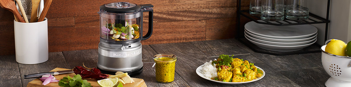 Der KitchenAid Mini Food Processor in der Farbe Kontur Silber.