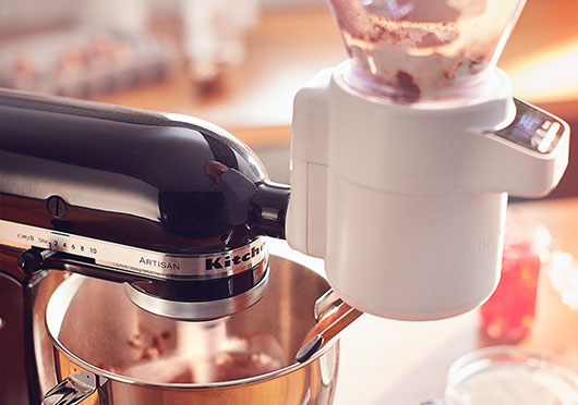 Sifter-Zubehör-für-Küchenmaschinen-in-Betrieb