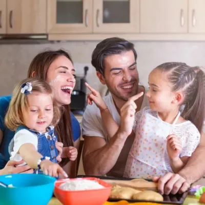 Familie beim gemeinsamen Backen