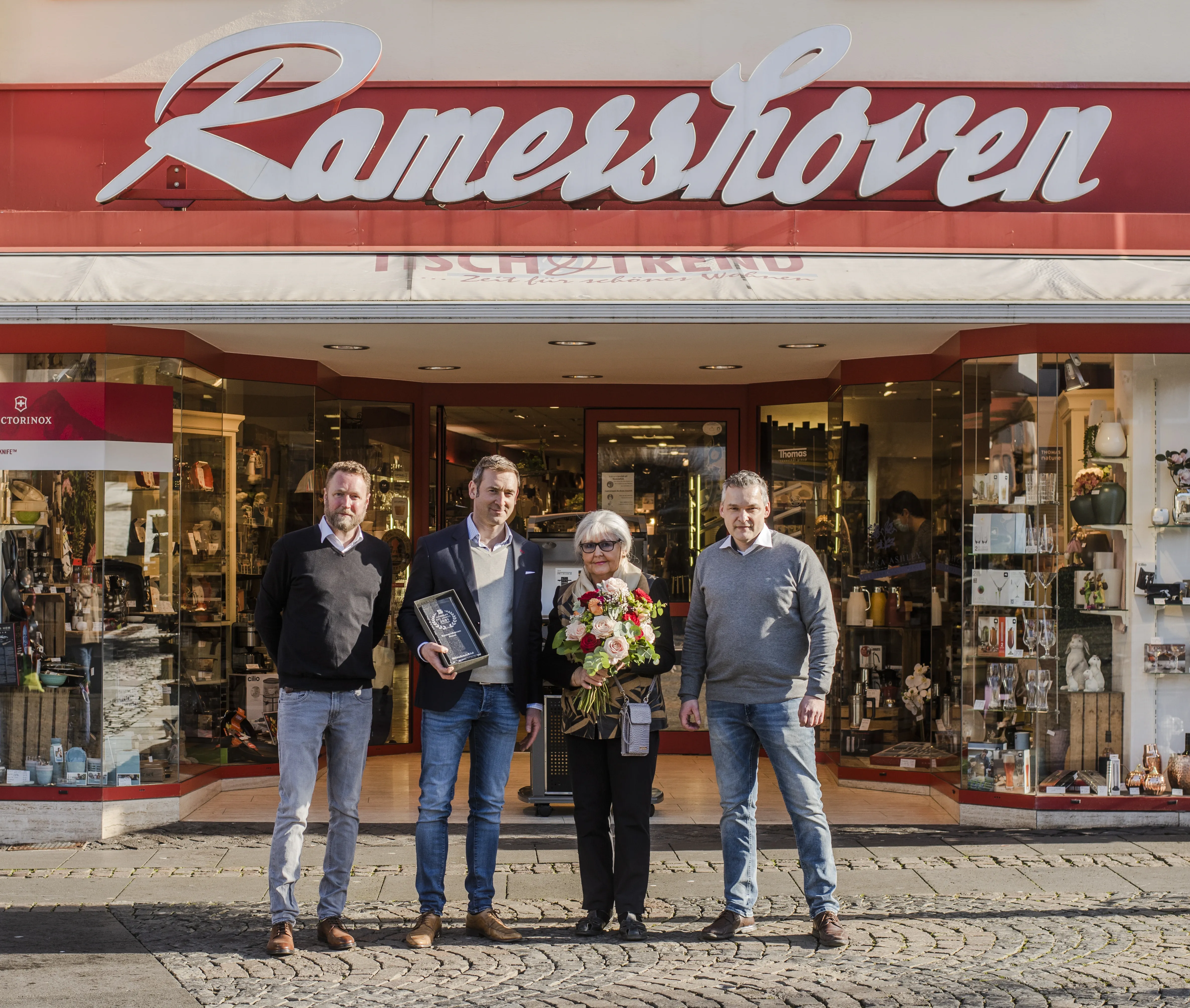 Geschäftsführer Daniel Ramershoven und Regina Ramershoven bei KitchenAid Bester Händler Auszeichnung vor dem Ramershoven Geschäft in Mayen 