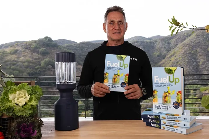 Colin Sapire mit Buch Fuel Up