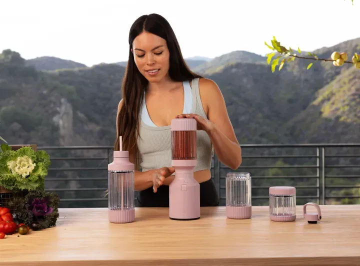 Beast Blender Frau mit Behältern