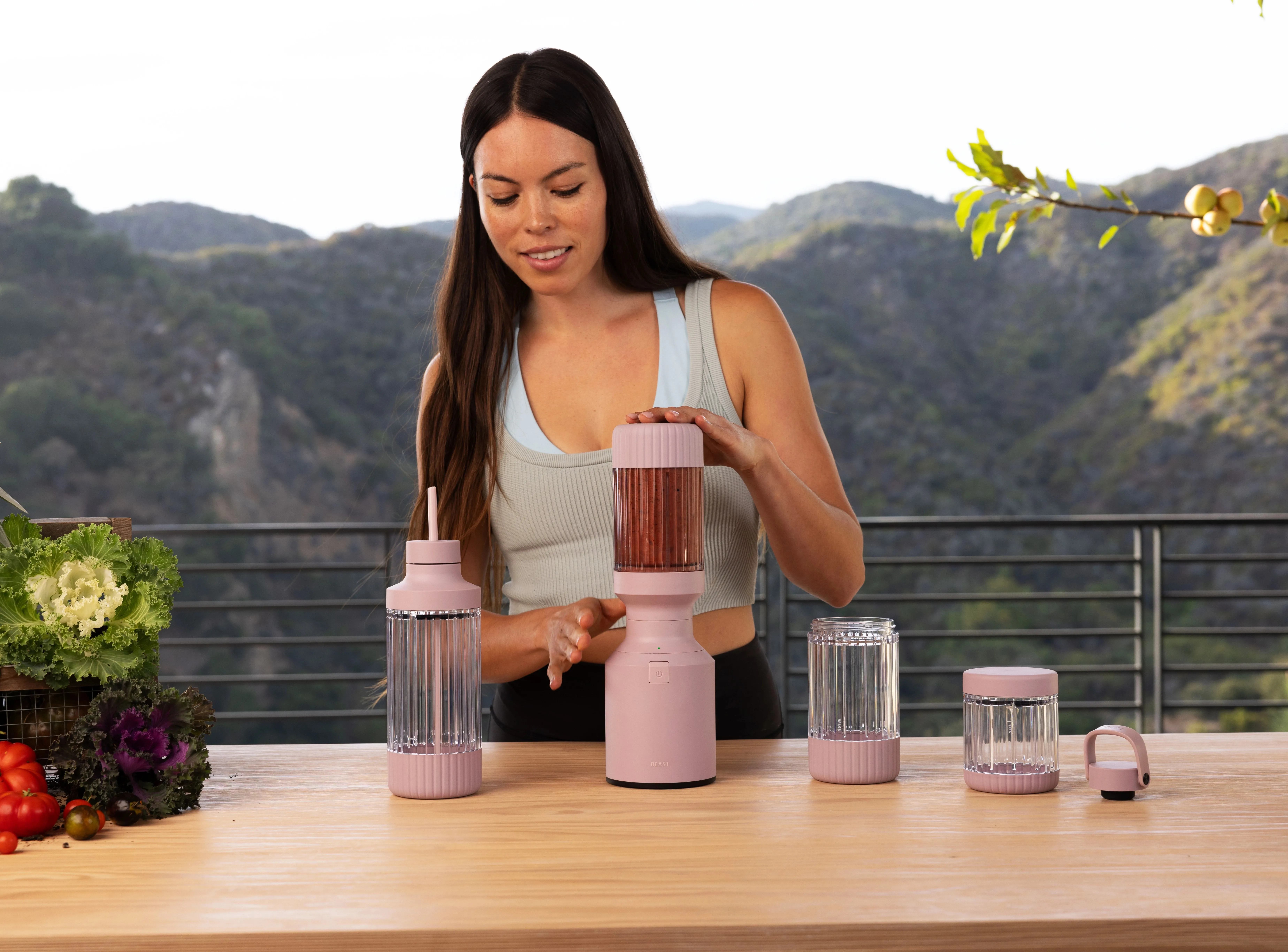 Beast Blender Frau mit Behältern