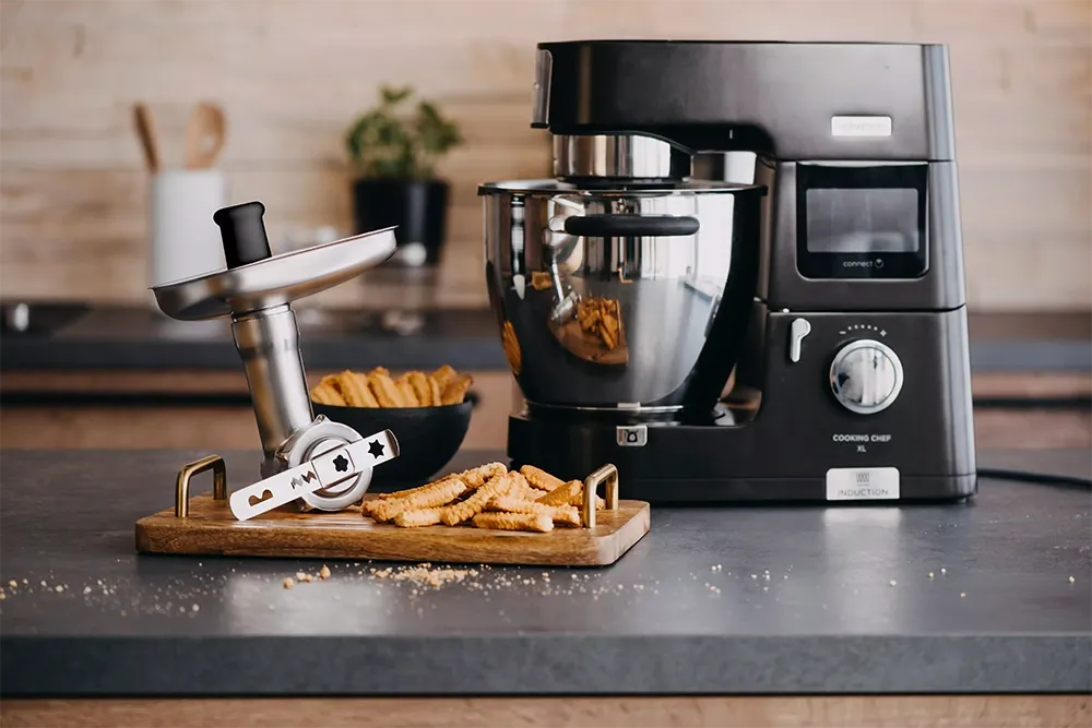 Der Kenny Edelstahlfleischwolf neben der Kenwood Cooking Chef XL