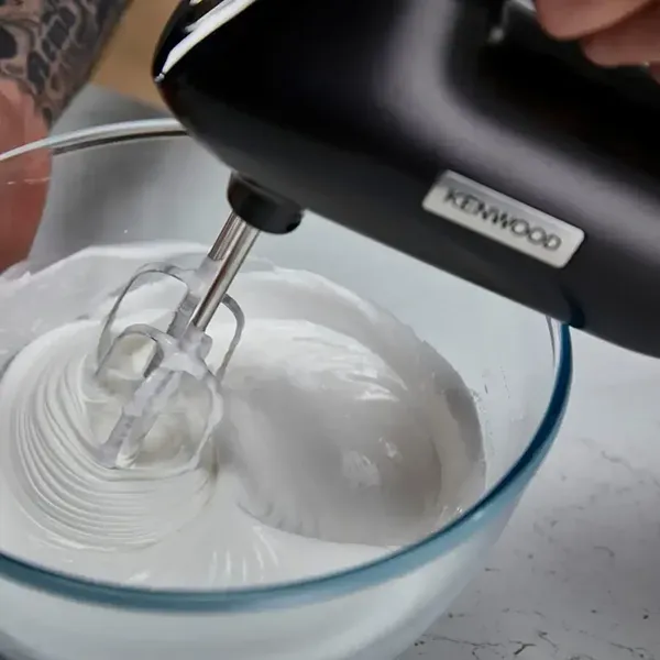 Eine Überkopfaufnahme während der Kenwood QuickMix+ Handmixer Sahne aufschlägt