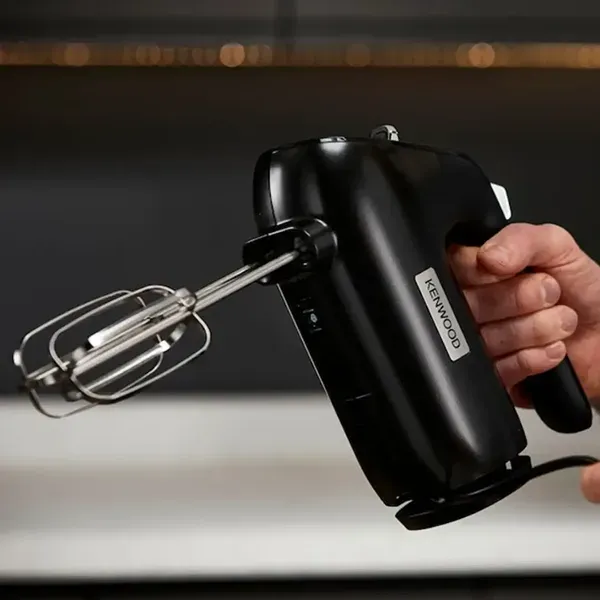 Eine Lifestyle Aufnahme von dem Kenwood QuickMix+ Handmixer in der Farbe Schwarz