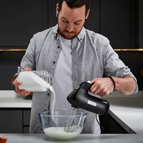 QuickMix+ Handmixer in einer Lifestyle-Szene während des Betriebs