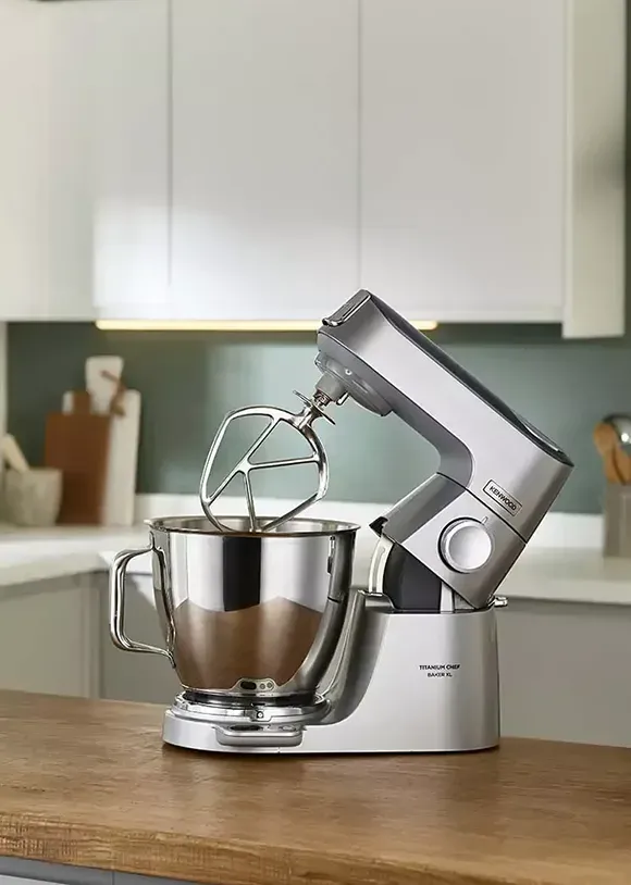 Lifestyle Vollansicht der Titanium Chef Baker XL in Silber