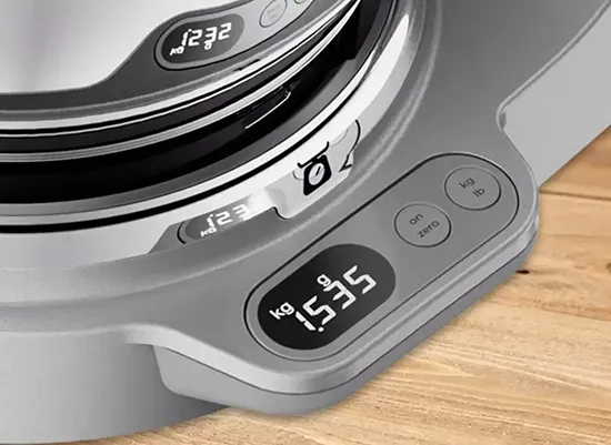 Nahaufnahme der integrierten Waage der Kenwood Titanium Chef Baker XL Silber