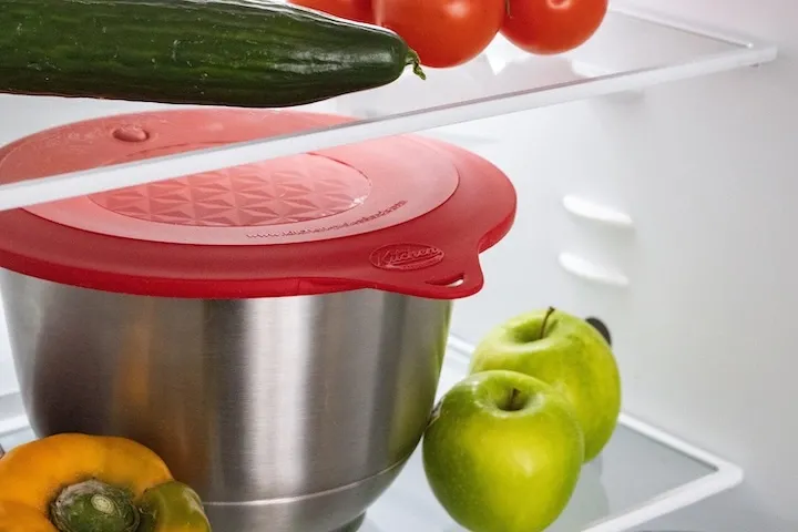 Schüssel mit Überzieher im Kühlschrank