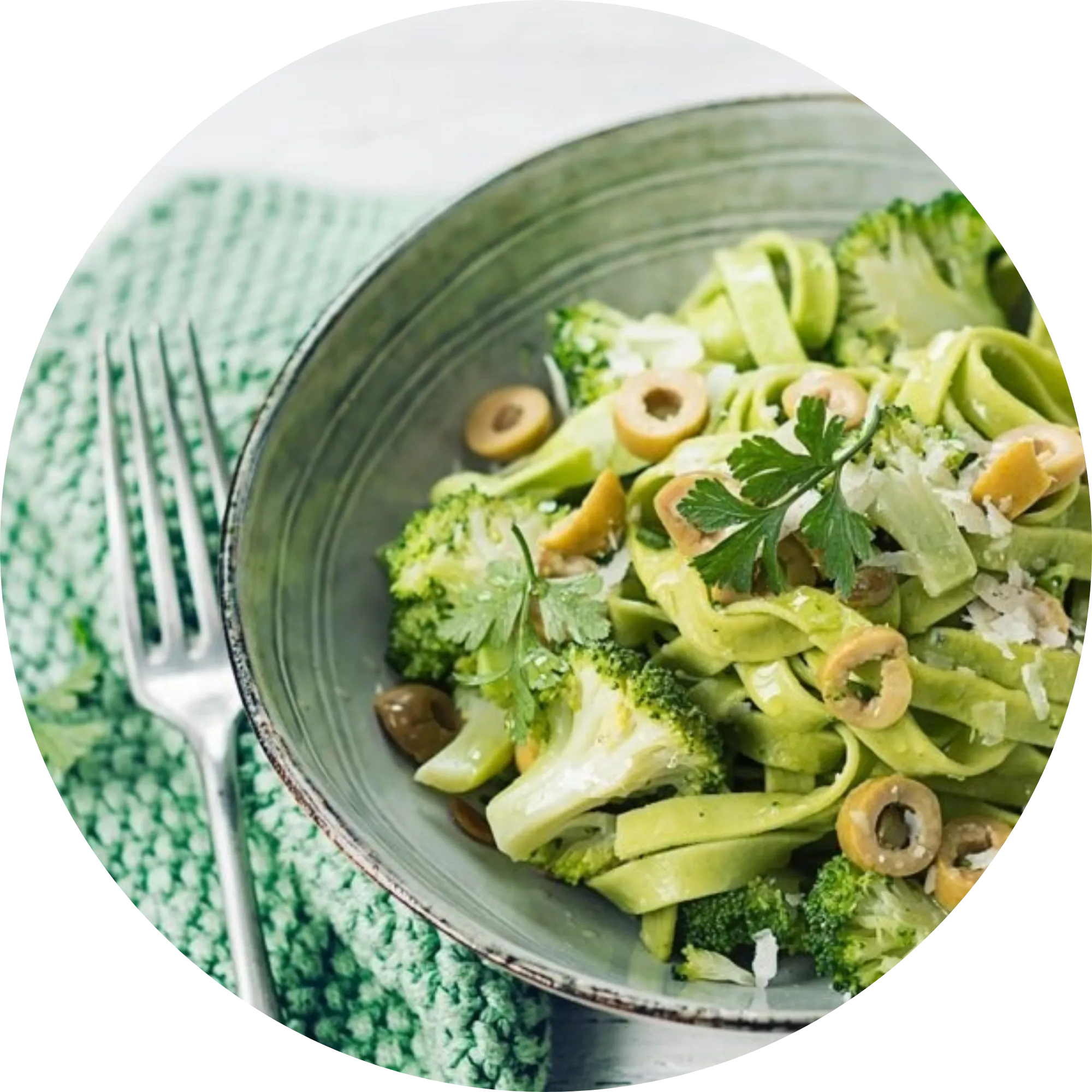 Grüne Fettuccine mit Kürbiskernen Brokkoli und Olivensauce
