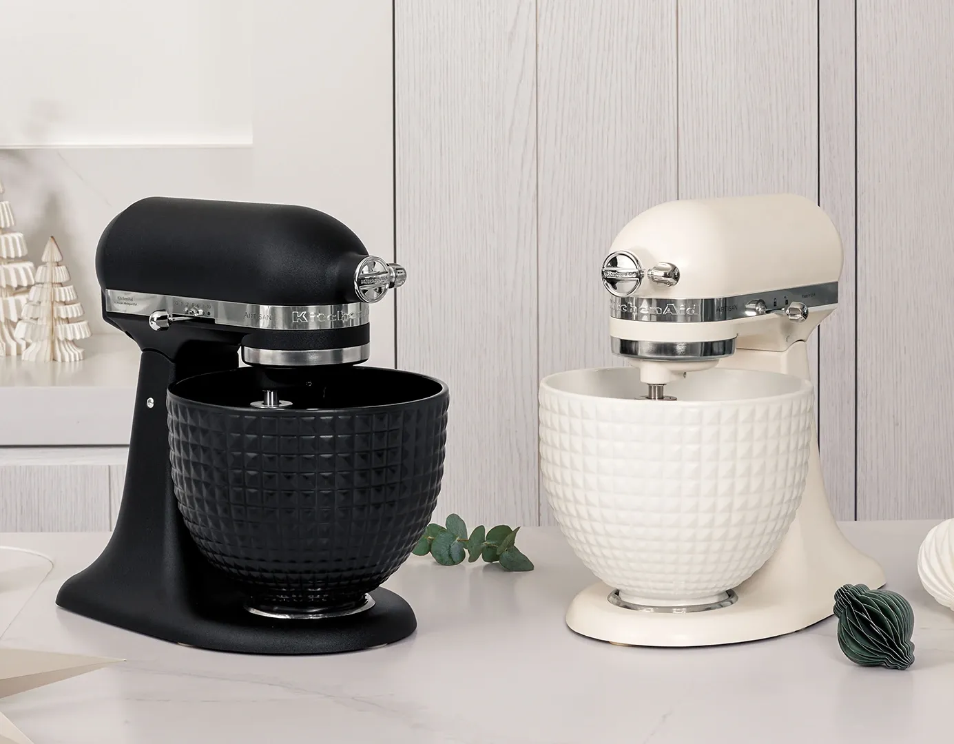 KitchenAid Monochrome Edition Porcelain White und Gusseisen Schwarz