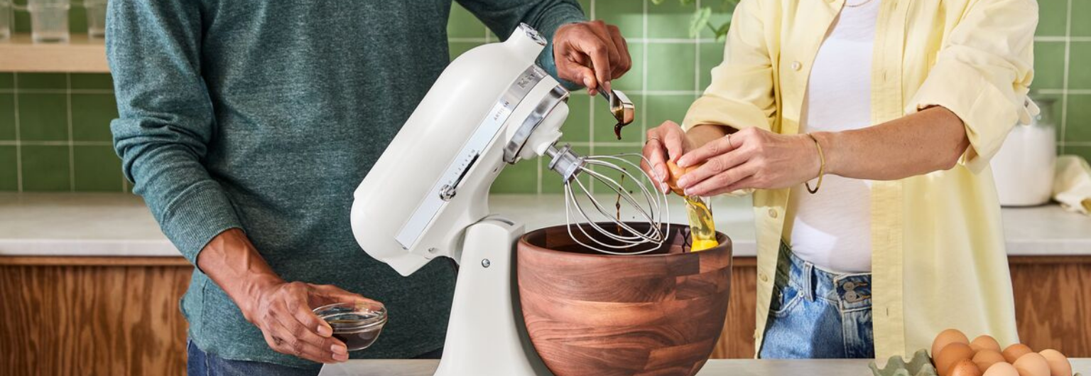 Porcelain White mit Holzschüssel KitchenAid Menschen