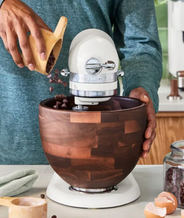 KitchenAid Porcelain White mit Walnuss Holzschüssel in Benutzung