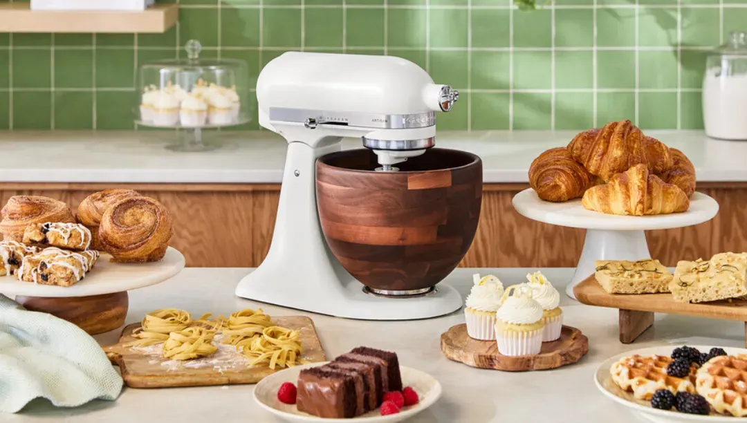 KitchenAid Porcelain White mit Walnuss Holzschüssel gedeckter Tisch