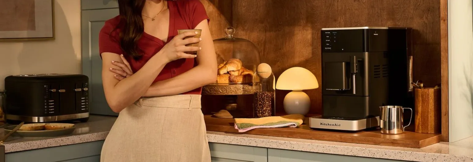 KitchenAid Kaffeevollautomat KF2 und Frau