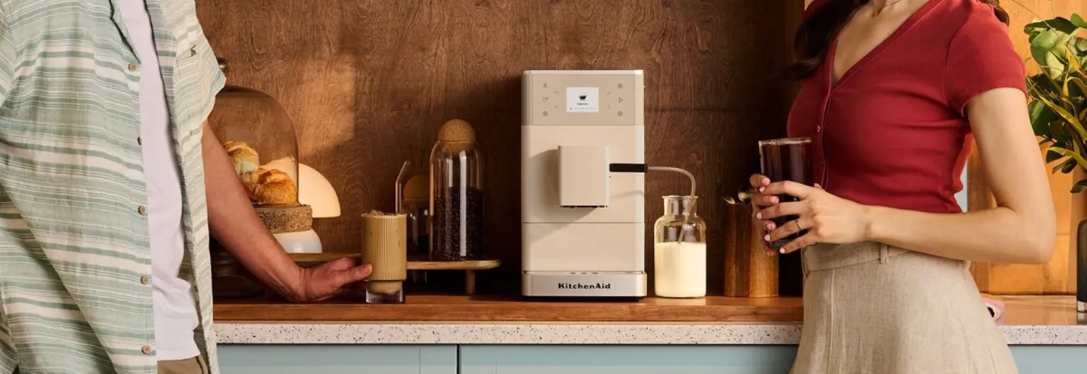 KitchenAid Kaffeevollautomat KF3 und Menschen