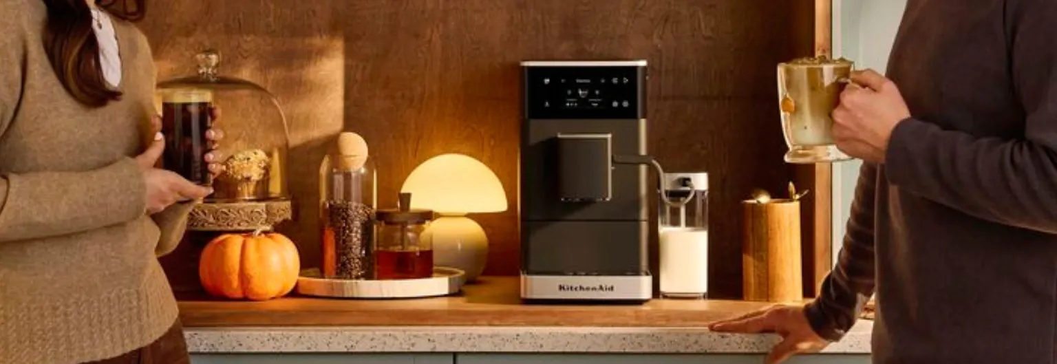 KitchenAid Kaffeevollautomat KF4 und Menschen