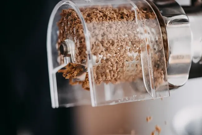 Nahaufnahme von dem Reibevorsatz im Gebrauch