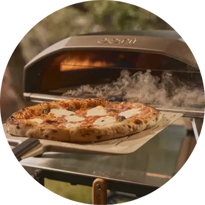 Ooni Pizzaschieber perforiert herausholen