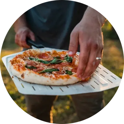 Ooni gelochter Pizzaschieber mit Pizza