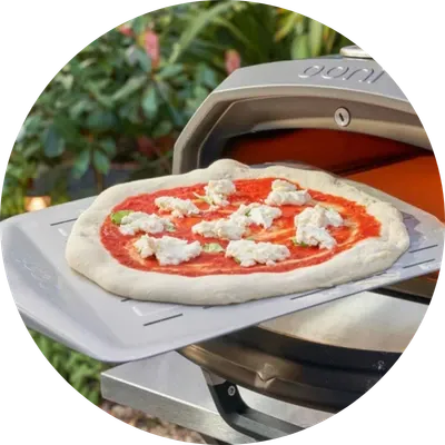 Ooni Pizzaschieber mit Löchern Pizza einschieben
