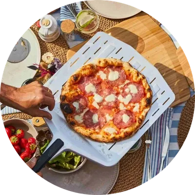 Ooni perforierter Pizzaschieber auf Tisch