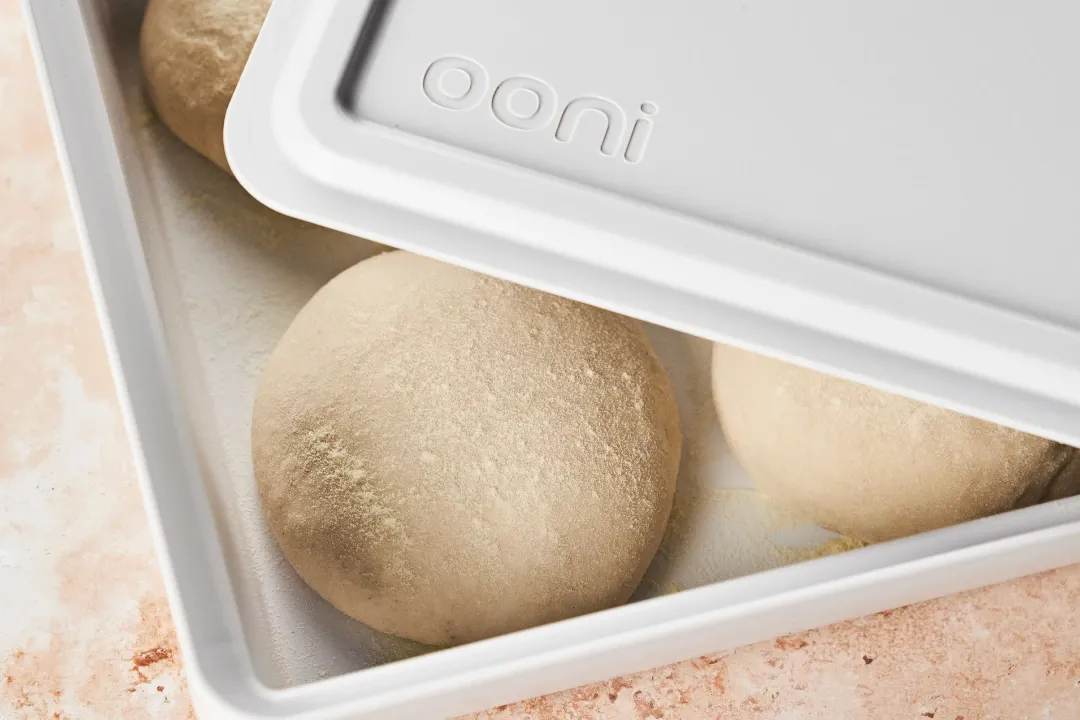 Teigballen in Ooni stapelbarer Teigbox