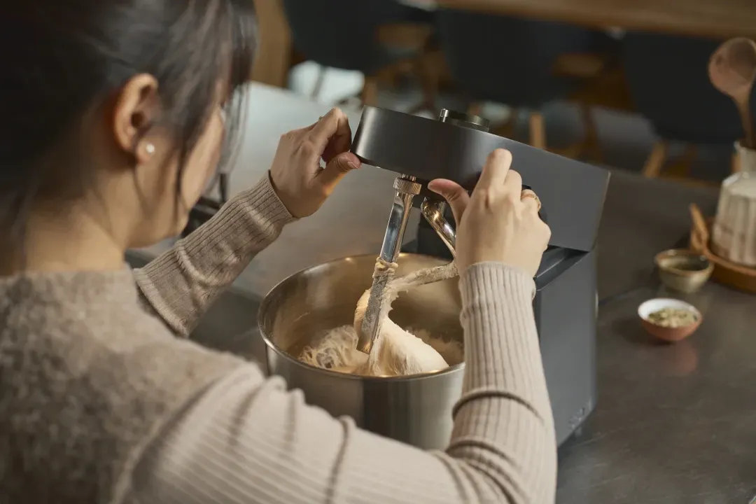 Ooni Halo Pro Spiralschneider nach dem Rühren