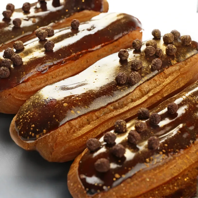 Drei mit Schokolade glasierte Eclairs
