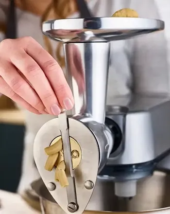 Nahaufnahme der Pasta Fresca im Einsatz