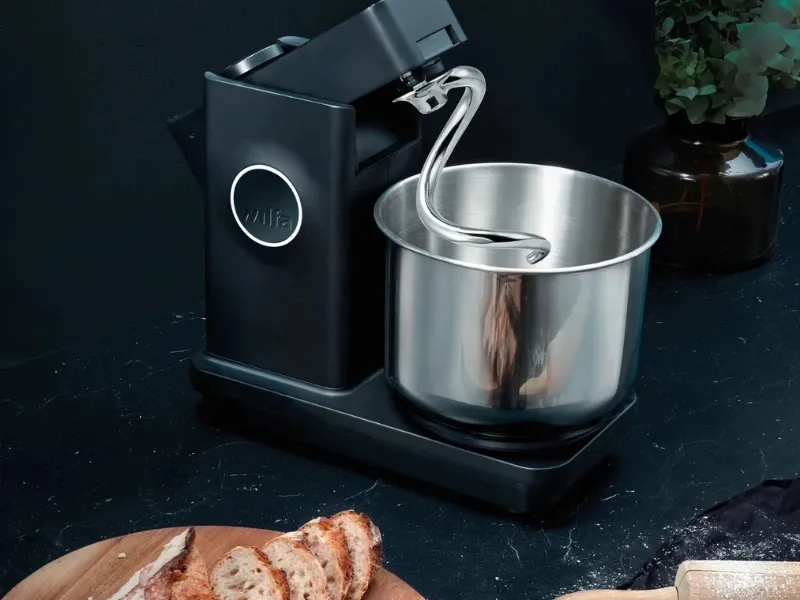 Wilfa Knetmaschine Probaker V2 in einer dunklen Küche