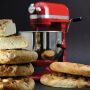 KitchenAid Artisan 6,9 Liter Spar-Set Pasta Deluxe mit 5-teiligem Nudelwalzen-Set, Fleischwolf und Profi-Spritzschutz "Zuhälter" - Empire Rot