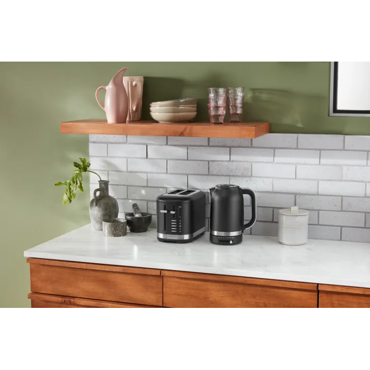 KitchenAid Wasserkocher 1,7 Liter 5KEK1701EBM - MATT SCHWARZ & 2-Schlitz Toaster 5KMT2109EBM - MATT SCHWARZ
