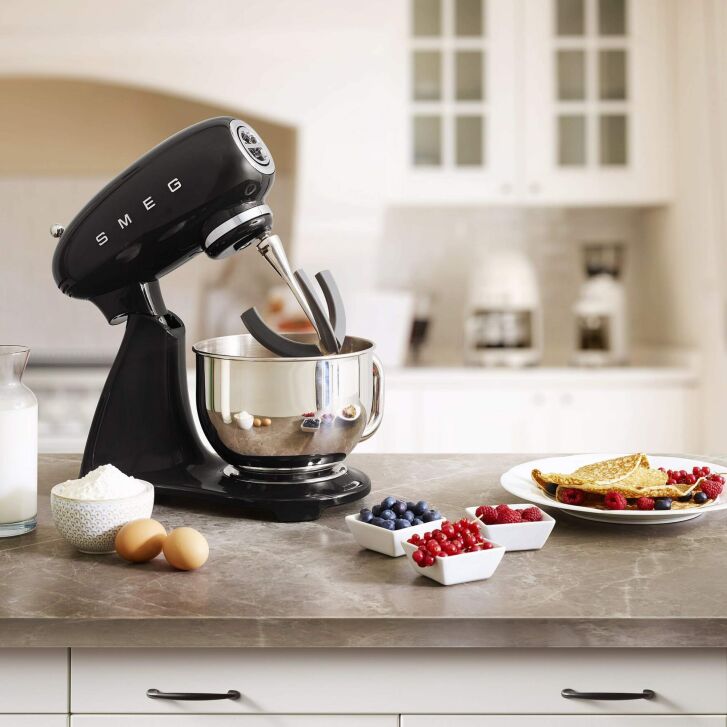 SMEG Küchenmaschine SMF03BLEU Super Spar-Set inkl. Fleischwolf und Eisbereiter - Schwarz 50s Retro-Style