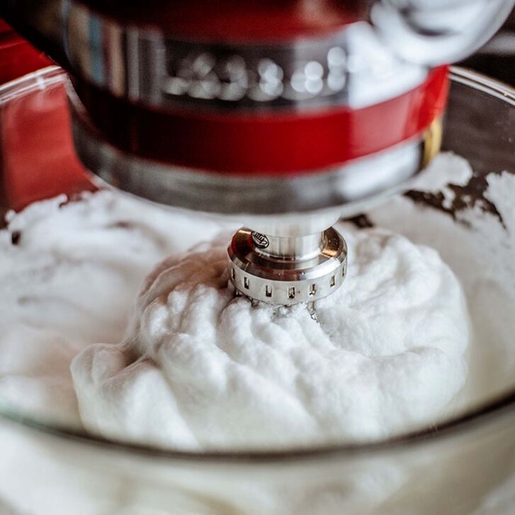 KitchenAid Profi Power Set: KitchenAid Artisan Küchenmaschine 4,8 L - PORCELAIN WHITE -  inkl. Profi-Spritzschutz Zuhälter und Profi-Edelstahl-Rührelemente Teigpeitsche, Schaumschläger & Tornado