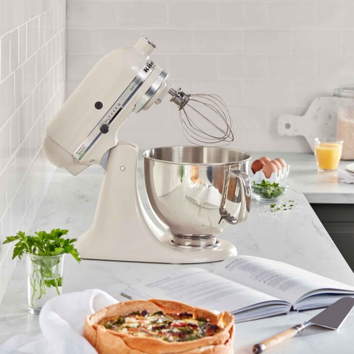 KitchenAid Profi Power-Set: KitchenAid Artisan Küchenmaschine 4,8 L - MILKSHAKE -  inkl. Profi-Spritzschutz Zuhälter und Profi-Edelstahl-Rührelemente Teigpeitsche, Schaumschläger & Tornado