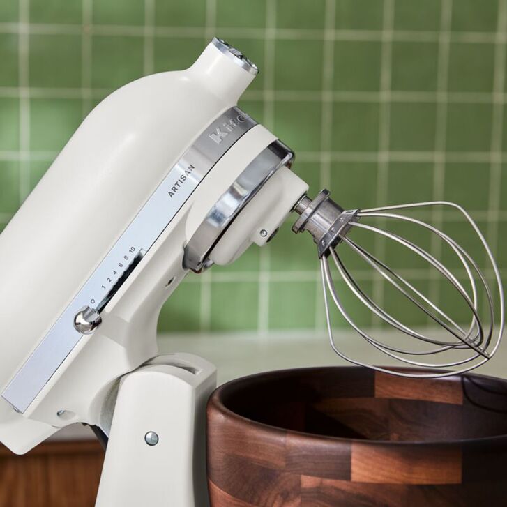 KitchenAid Artisan 4,7 L Küchenmaschine mit Holzschüssel Modell KSM156 - PORCELAIN WHITE