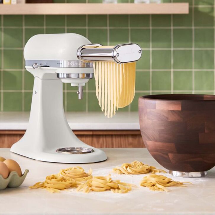 KitchenAid Artisan 4,7 L Küchenmaschine mit Holzschüssel Modell KSM156 - PORCELAIN WHITE