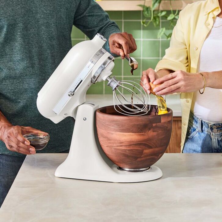 KitchenAid Artisan 4,7 L Küchenmaschine mit Holzschüssel Modell KSM156 - PORCELAIN WHITE